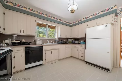 Kitchen - 2715 Dallas St, Fort Smith, AR 72901 photo 3 of 3