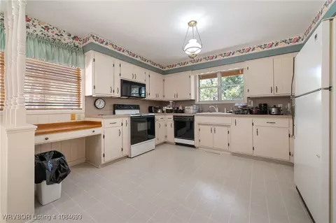 Kitchen - 2715 Dallas St, Fort Smith, AR 72901 photo 2 of 3