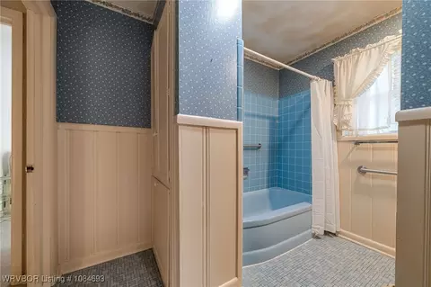 Bath - 2715 Dallas St, Fort Smith, AR 72901 photo 2 of 5