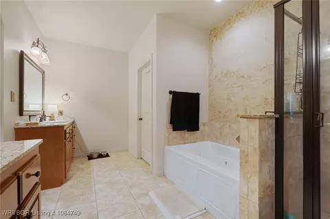 Bath - 7002 Naples Way, Fort Smith, AR 72916 photo 3 of 4