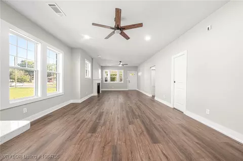 Living - 919 Clifton Ct, Fort Smith, AR 72903 photo 3 of 5