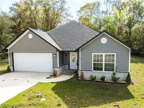 101 Reynolds St, Mulberry, AR 72947