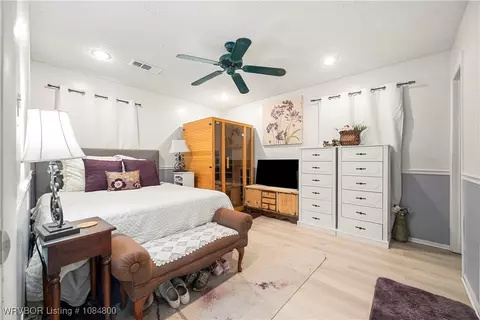 Bedroom - 1503 Bugscuffle Rd, Lavaca, AR 72941 photo 2 of 8