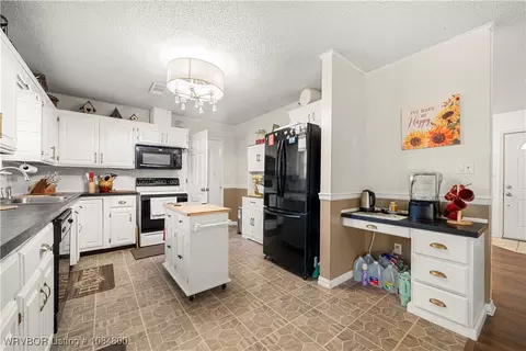 Kitchen - 1503 Bugscuffle Rd, Lavaca, AR 72941 photo 2 of 5