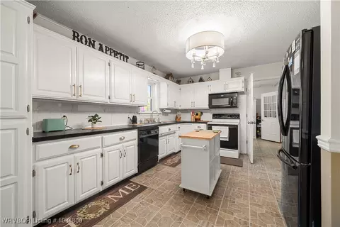Kitchen - 1503 Bugscuffle Rd, Lavaca, AR 72941 photo 3 of 5
