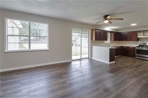 Living - 4510 Irene St, Fort Smith, AR 72904 photo 2 of 8