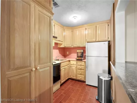 Kitchen - 10717 Hunters Point Rd, Fort Smith, AR 72903 photo 3 of 3