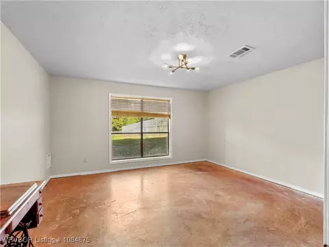 Living - 10717 Hunters Point Rd, Fort Smith, AR 72903 photo 4 of 6