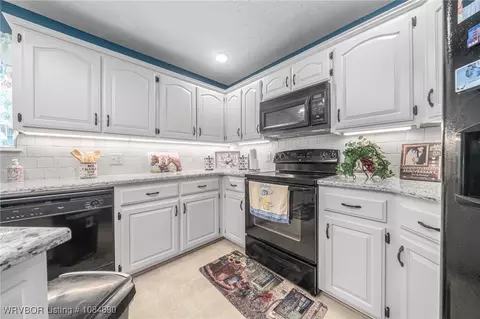 Kitchen - 8708 Skypark Dr, Fort Smith, AR 72903 photo 4 of 6