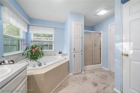 Bath - 8708 Skypark Dr, Fort Smith, AR 72903 photo 2 of 5