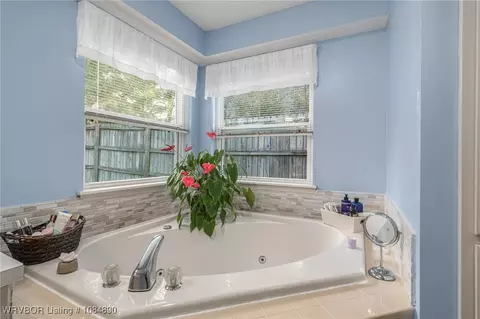 Bath - 8708 Skypark Dr, Fort Smith, AR 72903 photo 3 of 5