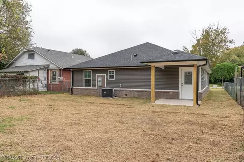 Exterior - 1005 N 16th St, Fort Smith, AR 72901 photo 7 of 9