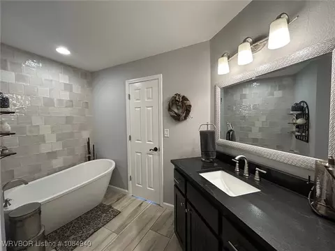 Bath - 8813 Canterbury, Fort Smith, AR 72903 photo 2 of 7