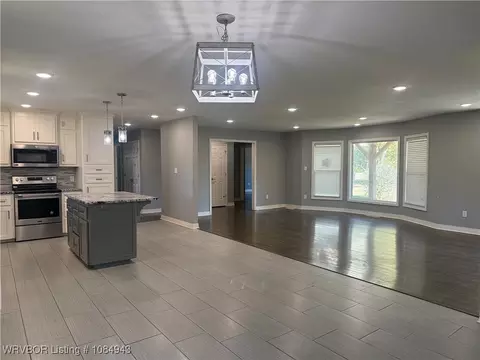 Living - 2920 S 33rd St, Fort Smith, AR 72901 photo 5 of 7