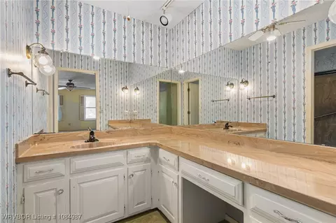 Bath - 7800 Williamsburg Rd, Fort Smith, AR 72903 photo 2 of 5