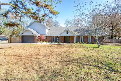 Exterior - 910 S Adams St, Lavaca, AR 72941 photo 2 of 11