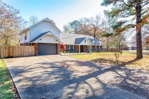 910 S Adams St, Lavaca, AR 72941