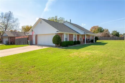 Exterior - 2001 Devyn Dr, Lavaca, AR 72941 photo 8 of 10