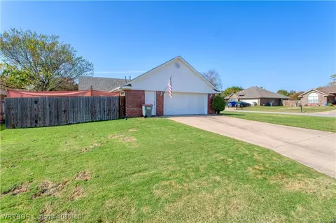 Exterior - 2001 Devyn Dr, Lavaca, AR 72941 photo 7 of 10