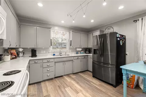 Kitchen - 4001 S P St, Fort Smith, AR 72903 photo 3 of 3