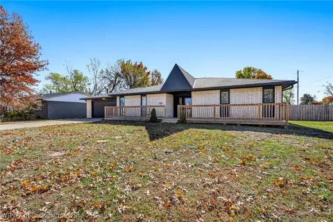 1408 W Callahan Dr, Rogers, AR 72758