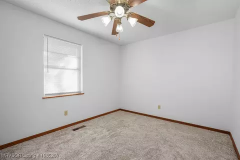 Bedroom - 1411 Nixon Rd, Lavaca, AR 72941 photo 2 of 7