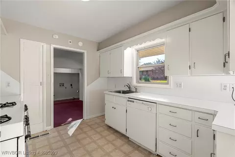 Kitchen - 2115 Packard Pl, Fort Smith, AR 72901 photo 3 of 4
