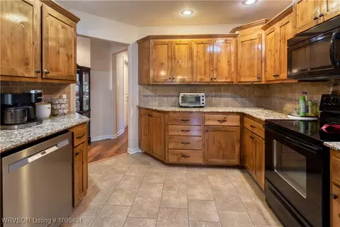 Kitchen - 6207 Red Cedar Cir, Fort Smith, AR 72916 photo 3 of 4