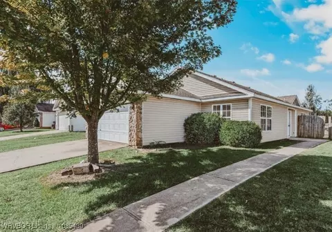 393 Cascade Cir, Springdale, AR 72764