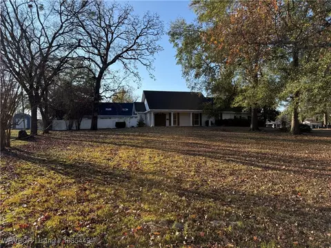 830 E Chickasaw Pl, Sallisaw, OK 74955