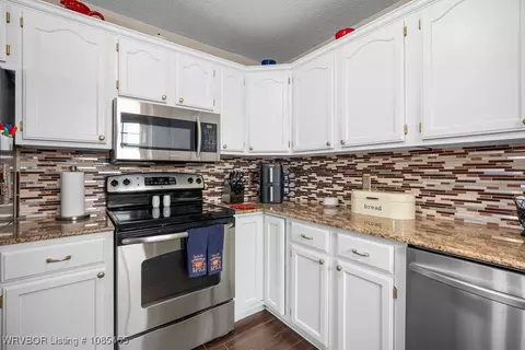 Kitchen - 1106 Ruby Dr, Van Buren, AR 72956 photo 3 of 4