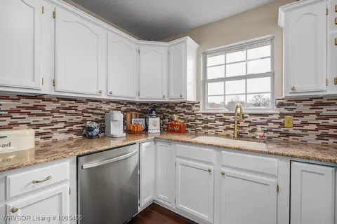Kitchen - 1106 Ruby Dr, Van Buren, AR 72956 photo 2 of 4