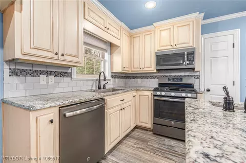 Kitchen - 2202 N River Rd, Lavaca, AR 72941 photo 3 of 8