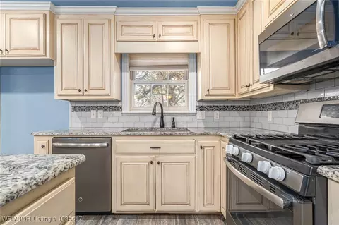 Kitchen - 2202 N River Rd, Lavaca, AR 72941 photo 5 of 8