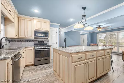 Kitchen - 2202 N River Rd, Lavaca, AR 72941 photo 8 of 8