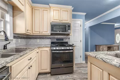 Kitchen - 2202 N River Rd, Lavaca, AR 72941 photo 2 of 8