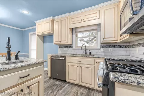 Kitchen - 2202 N River Rd, Lavaca, AR 72941 photo 4 of 8