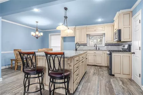 Kitchen - 2202 N River Rd, Lavaca, AR 72941 photo 6 of 8