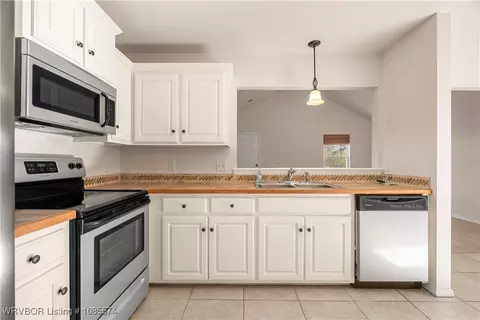 Kitchen - 601 N Oak St, Hackett, AR 72937 photo 3 of 3