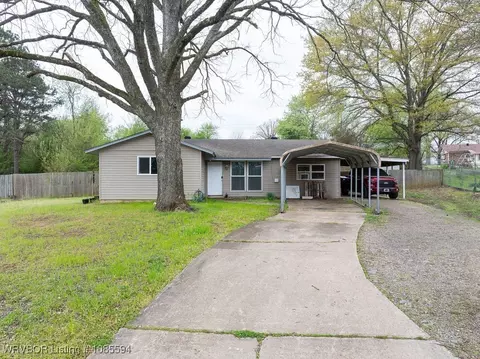 1114 Crescent Dr, Paris, AR 72855