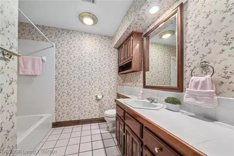 Bath - 2916 S Cliff Dr, Fort Smith, AR 72901 photo 7 of 9