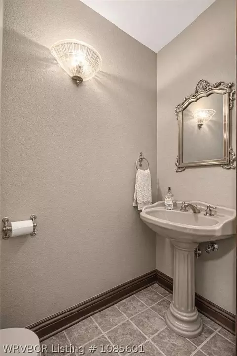 Bath - 2916 S Cliff Dr, Fort Smith, AR 72901 photo 2 of 9