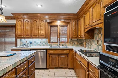Kitchen - 901 S 68th Ln, Fort Smith, AR 72903 photo 2 of 4