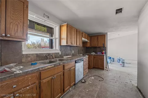 Kitchen - 1924 Utica Pl, Fort Smith, AR 72901 photo 2 of 2