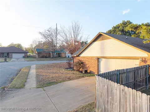 Exterior - 2500 Pine Ln, Barling, AR 72923 photo 9 of 10