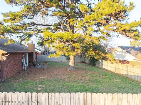 Exterior - 2500 Pine Ln, Barling, AR 72923 photo 2 of 10