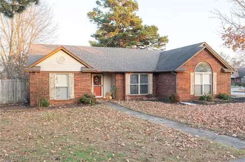 Exterior - 2500 Pine Ln, Barling, AR 72923 photo 4 of 10
