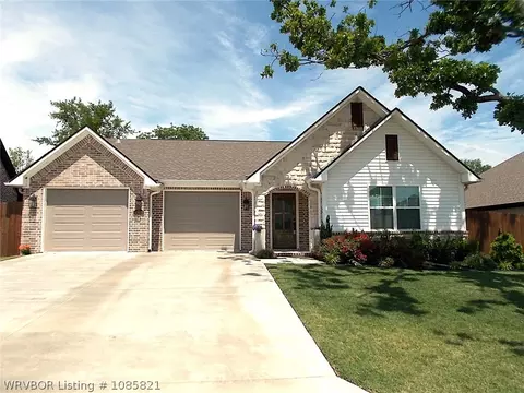8305 Mclaren Dr, Fort Smith, AR 72916