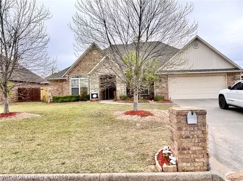 8916 Southridge Dr, Fort Smith, AR 72908