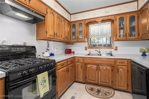 Kitchen - 2521 N Albert Pike Ave, Fort Smith, AR 72904 photo 1 of 3